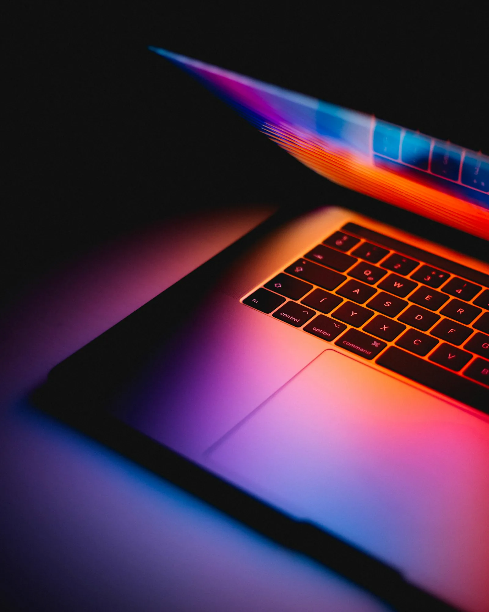 Close de notebook com iluminacao neon