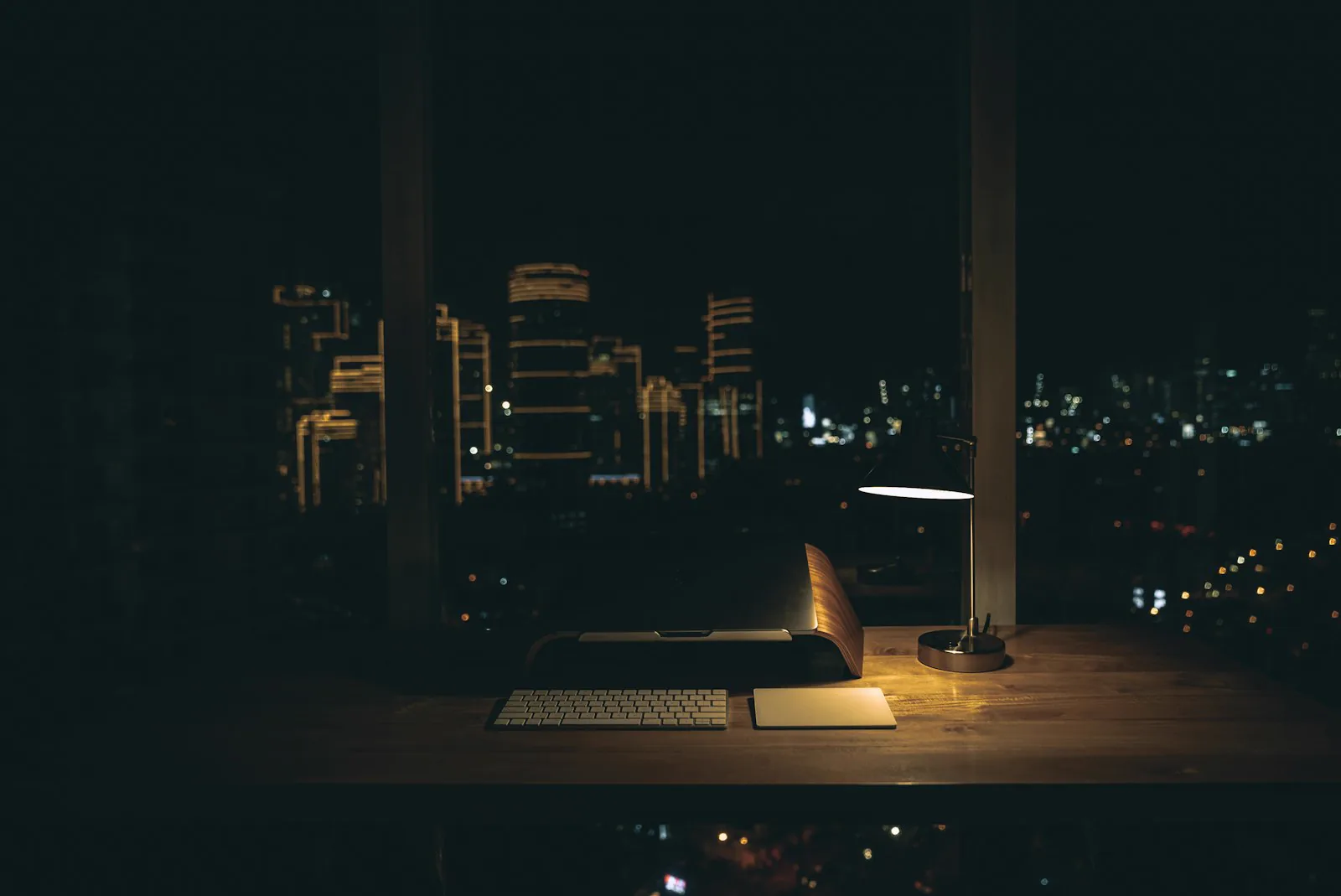 Mesa com luminaria e skyline noturno