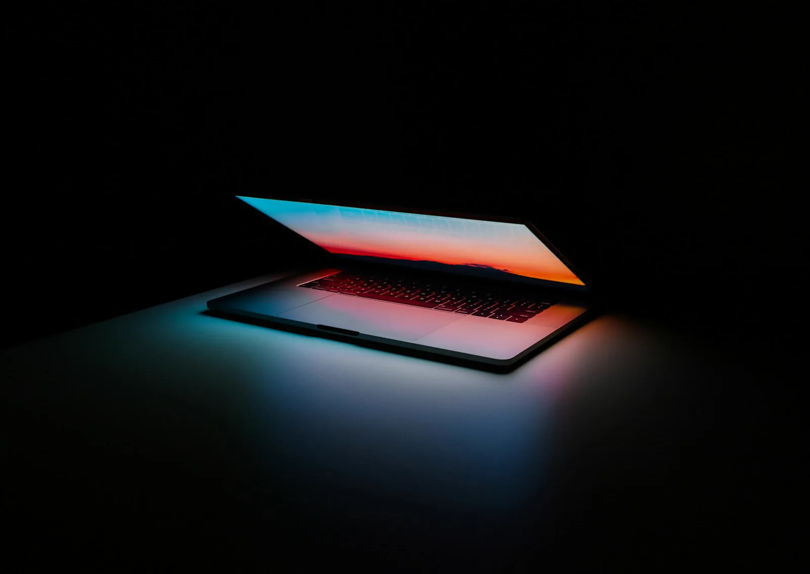 Laptop iluminado em fundo escuro